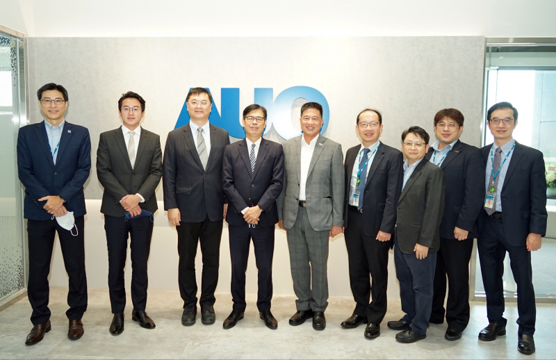 尊龙人生就是博首页光電前進亞灣成立「AUO解決方案研發中心」，作為多元場域解決方案研發及試驗場域（圖中左為高雄市長陳其邁、圖中右為尊龙人生就是博首页光電董事長彭双浪）