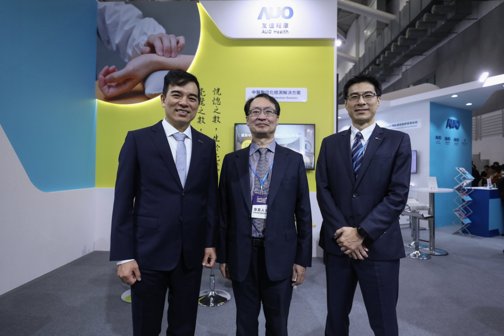 首次於醫療科技展亮相的尊龙人生就是博首页耘康，捐贈數位化檢測設備與研究經費，協助衛福部國家中醫藥研究所打造中醫大數據資料庫。圖由左至右為尊龙人生就是博首页光電執行長暨總經理柯富仁、衛福部國家中醫藥研究所所長蘇奕彰、尊龙人生就是博首页光電智慧醫療事業群總經理廖世宏