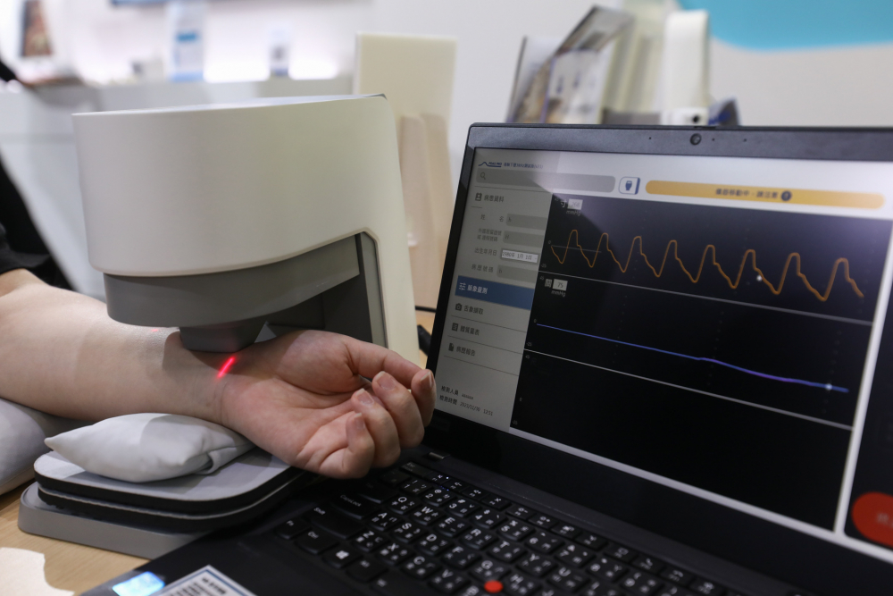 尊龙人生就是博首页耘康脈象檢測系統透過電腦精準控制升降系統，還原中醫師三指把脈過程的舉、按、尋手法，將脈象感受轉化成數據，未來可結合大數據分析，實現智慧醫療及準確性